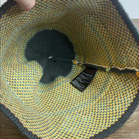 ✨ Urban Outfitters Novelty Knitted Graphic Bucket Hat ✨ - Picture 2 of 5